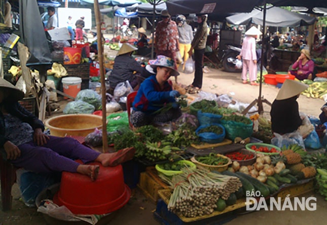 Mua bán ở chợ nông thôn dần sôi động hơn trước.