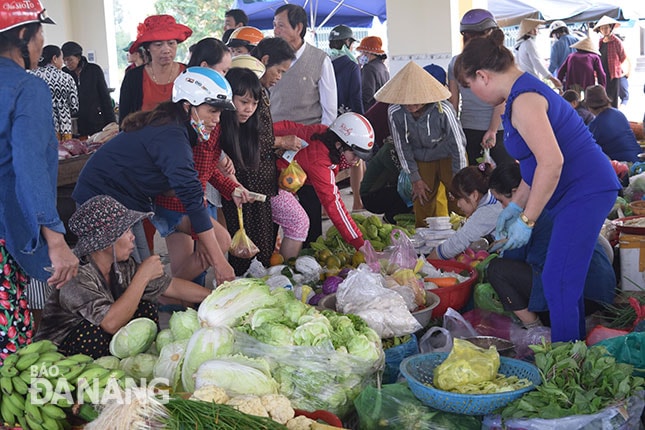 Nhiều chợ nông thôn mới đã phát huy hiệu quả hoạt động. Trong ảnh: Chợ mới Ba Xã dù chỉ họp vào buổi chiều nhưng hoạt động mua bán khá sôi động. Ảnh: XUÂN DUYÊN