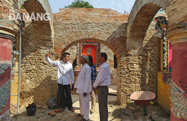 Những vị cao niên làng Mỹ Khê trong vai trò giám sát cộng đồng trao đổi với nhà thầu về công trình trùng tu đình làng.