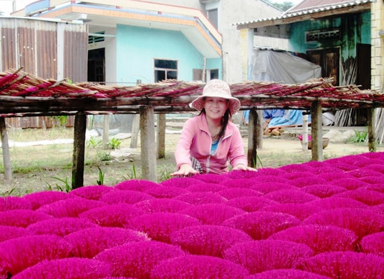 Người làm nghề Quán Hương vẫn loay hoay với việc xác định tên gọi sản phẩm của mình, làm thế nào để bán chạy nhất.Ảnh: SONG ANH