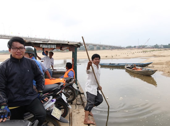 Ông Trần Thịnh - người lái đò chuyến cuối cùng qua sông Giao Thủy.  Ảnh: NGUYÊN KHÔI