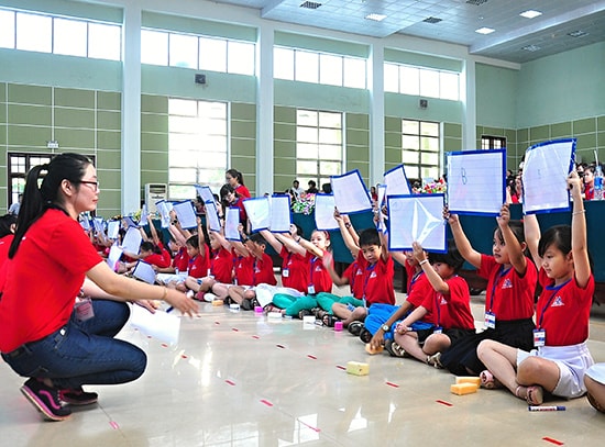 Thí sinh tham gia vòng chung kết cuộc thi tiếng Anh cấp thành phố năm 2017. Ảnh: VINH ANH