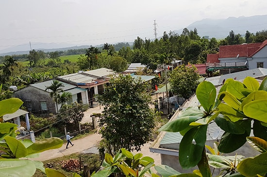 Những nóc nhà khang trang mọc lên ở Phương Trung sau nhiều năm tái định cư. Ảnh: THÀNH CÔNG