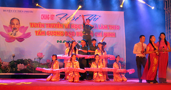 Tuyên truyền việc học tập và làm theo gương Bác Hồ được tổ chức dưới hình thức sân khấu hóa ở Tiên Phước. Ảnh: HÀN GIANG