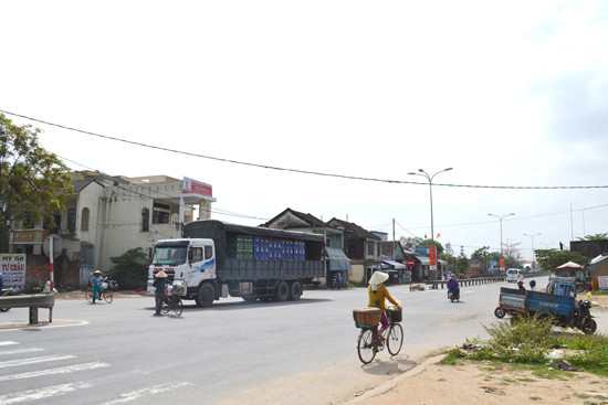 Do không có đèn tín hiệu, lưu thông tại nút giao QL1 với ngã tư Kỳ Lý, huyện Phú Ninh rất lộn xộn.    Ảnh: C.TÚ
