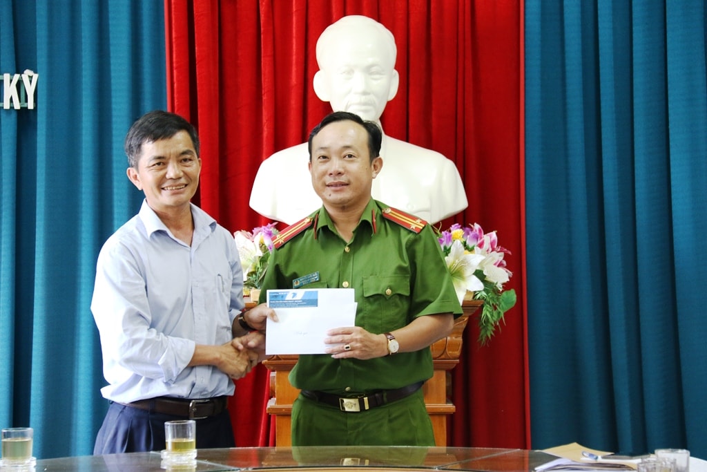 Đại diện Trung tâm Viễn thông Tam Kỳ - Phú Ninh trao tặng tiền thưởng cho Công an TP.Tam Kỳ. Ảnh: T.C