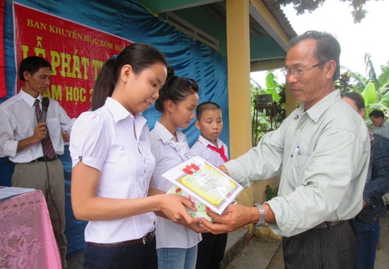 Chi hội khuyến học xóm Hòa An (thôn Đông Yên, xã Duy Trinh) tặng phần thưởng cho học sinh đạt thành tích cao trong học tập.Ảnh: HOÀI NHI