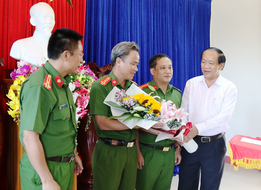 Chủ tịch UBND tỉnh Đinh Văn Thu trao tặng hoa chúc mừng ban chuyên án. Ảnh: T.C