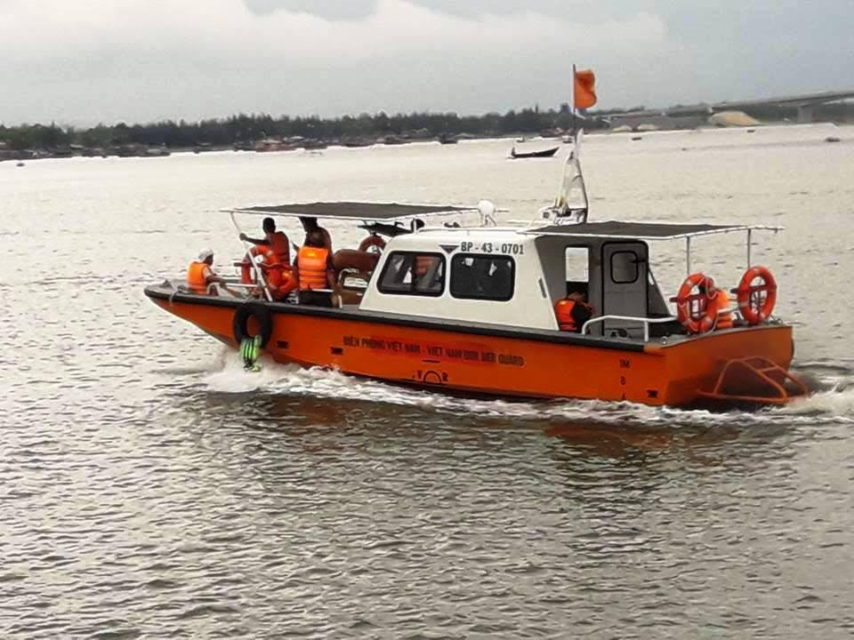 Ca nô cứu nạn Hải đội 2 BĐBP tỉnh trên đường tìm kiếm ngư dân  Nguyễn Thành Khứu.