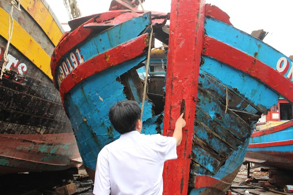 Ngay sau khi tàu được kéo lên đà, cán bộ Cảng vụ Hàng hải Đà Nẵng đã có mặt để ghi nhận các dấu vết phục vụ quá trình điều tra. 