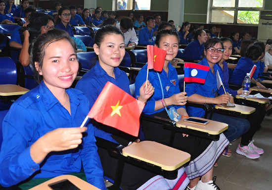 Sinh viên 2 nước Việt Nam - Lào tại Trường Đại học Quảng Nam. Ảnh: VINH ANH