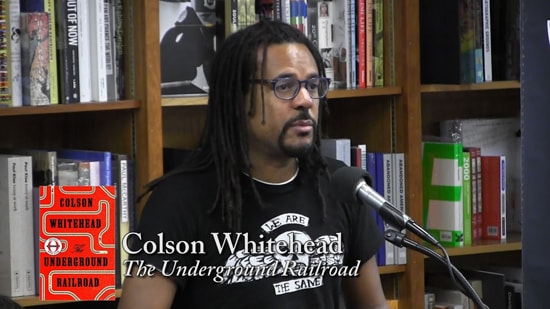 Nhà văn  Colson Whitehead và cuốn sách The Underground Railroad. Ảnh: internet