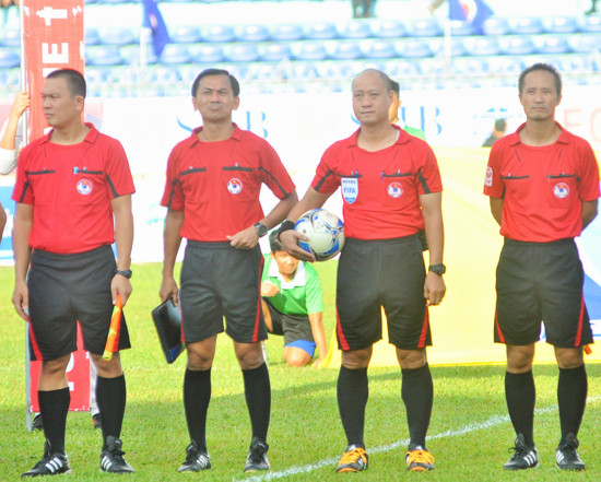 Trọng tài Trần Xuân Nguyện (thứ 2 bên trái) đã bị kỷ luật do sai sót nghiêm trọng trong điều hành trận đấu giữa Hoàng Anh Gia lai và FLC Thanh Hóa.
