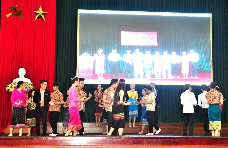 Sinh viên Lào biểu diễn văn nghệ tại buổi sinh hoạt. Ảnh: VINH ANH