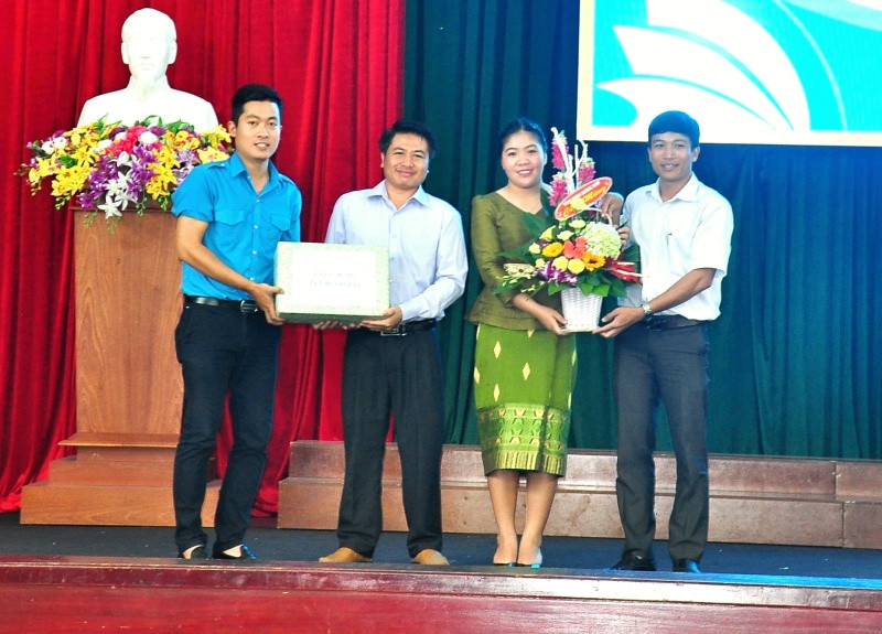 Đại diện Tỉnh đoàn tặng hoa và quà cho đại diện lưu học sinh Lào. Ảnh: VINH ANH