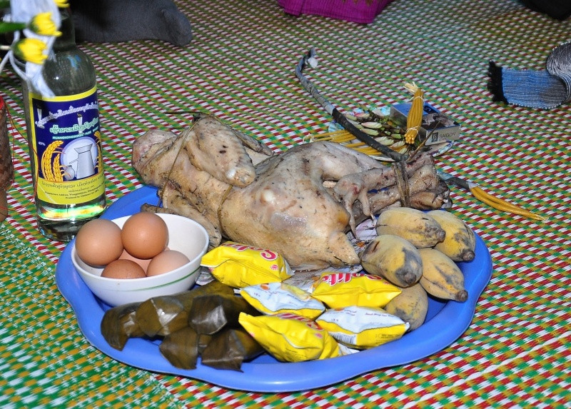 Các lễ vật như gà luộc, trứng gà, bánh... trong lễ cúng. Ảnh: VINH ANH