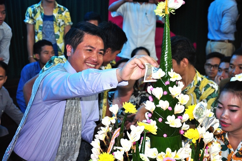 Anh Zayyaphone Konyer - Trưởng đại diện lưu học sinh Lào tại Trường Đại học Quảng Nam chủ trì nghi thúc cúng. Ảnh: VINH ANH