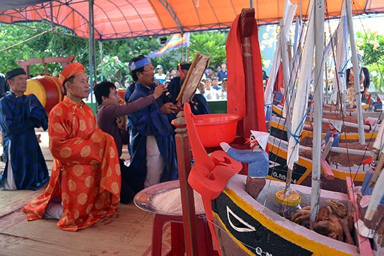 Người dân Lý Sơn làm Lễ khao lề thế lính Hoàng Sa.  Ảnh: XUÂN THỌ