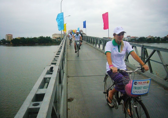 Cầu Cẩm Kim đưa vào sử dụng, tạo thuận lợi cho du khách tham quan, khám phá làng quê, làng nghề Kim Bồng truyền thống.