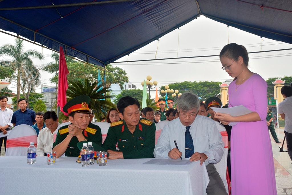 Ông Lê Sáu - Phó Giám đốc sở LĐ-TB&XH cùng ký vào biên bản bàn giao, đón nhận hài cốt liệt sỹ cùng với Đại tá Lê Đình Cược - Phó Chính ủy, Bộ Chỉ huy Quân sự tỉnh Ninh Bình. Ảnh: XUÂN THỌ