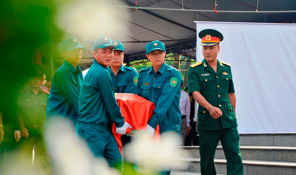 Sau cùng, là phần an táng hài cốt liệt sỹ Phạm Ngọc Lễ tại Nghĩa trang liệt sĩ thành phố Tam Kỳ. Ảnh: XUÂN THỌ