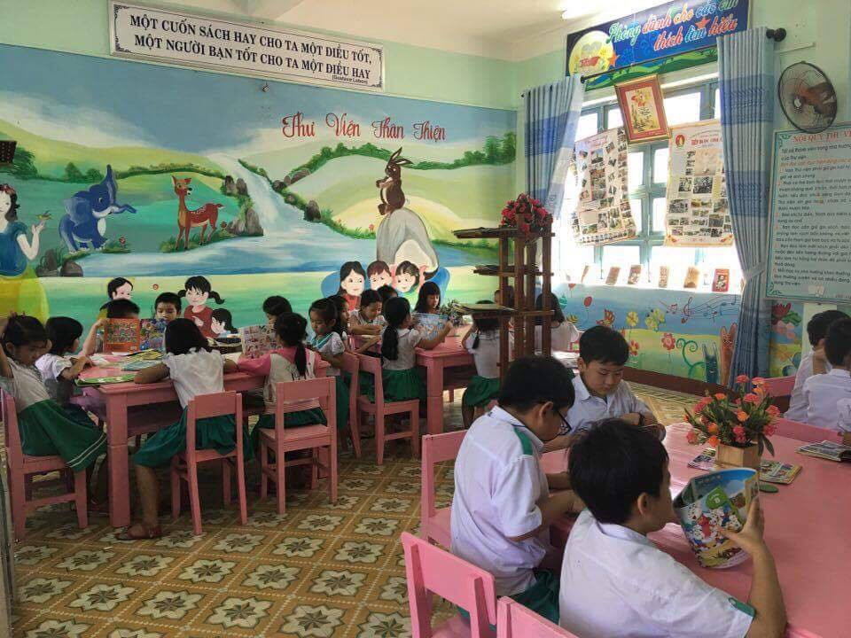 Học sinh Trường Tiểu học Nguyễn Văn  Trỗi đọc  sách ở Thư viện nhà trường.