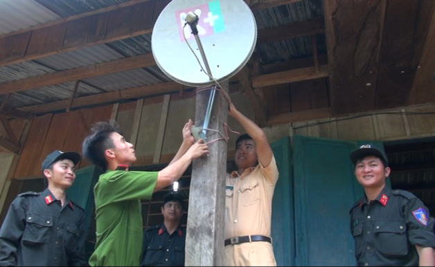 Thanh niên Công an tỉnh lắp đặt thiết bị điện