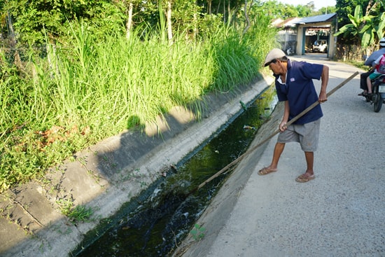 Một đoạn kênh N24 nước đen ngòm chảy qua khối phố Hương Trà Tây (phường Hòa Hương). Ảnh: N.Đ.N