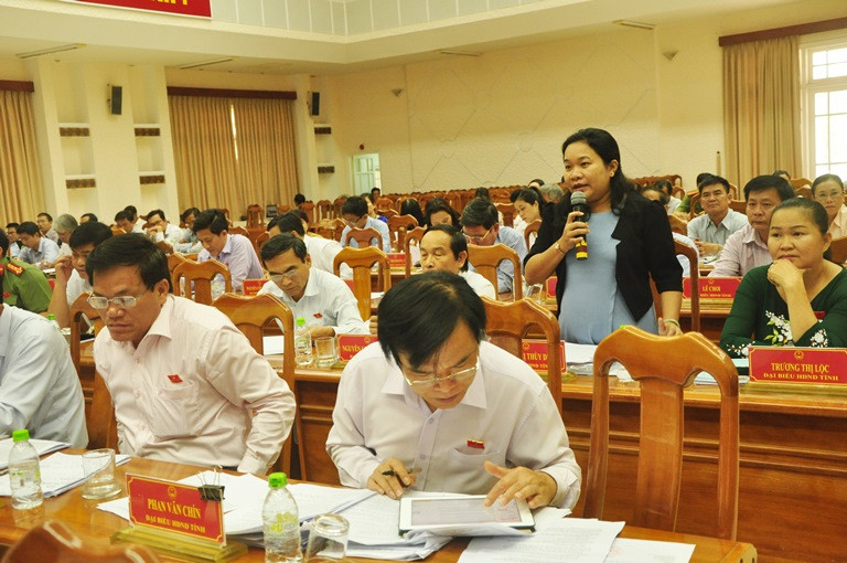 Đại biểu Huỳnh Thị Thùy Dung - Bí thư Huyện ủy Bắc Trà My phát biểu tại phiên thảo luận chung tại hội trường sáng nay 19.4. Ảnh: N.Đ 