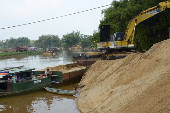 Lực lượng chức năng tỉnh sẽ có cuộc tổng kiểm tra và xử lý mạnh tay các bến bãi cát lập trái phép. TRONG ẢNH: Một bến bãi lập ở sông Thu Bồn, đoạn qua phường Điện Minh, thị xã Điện Bàn.Ảnh: T.HỮU