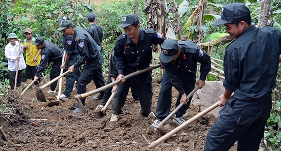 Tuổi trẻ Tiểu đoàn Cảnh sát cơ động số 3 (đóng tại phường Hòa Thuận, TP.Tam Kỳ) giúp nhân dân vùng cao xã Trà Ka (huyện Bắc Trà My) làm đường.