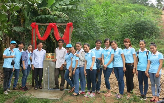 Câu lạc bộ Hoa yêu thương trong lễ khánh thành “Giếng nước sạch cộng đồng” ở xã Đại Sơn, huyện Đại Lộc. Ảnh: CLB