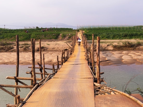 Cây cầu Phước Yên bắc qua sông Vu Gia tạo điều kiện cho bà con đi lại sản xuất, vận chuyển hàng hóa. Ảnh: H.LIÊN