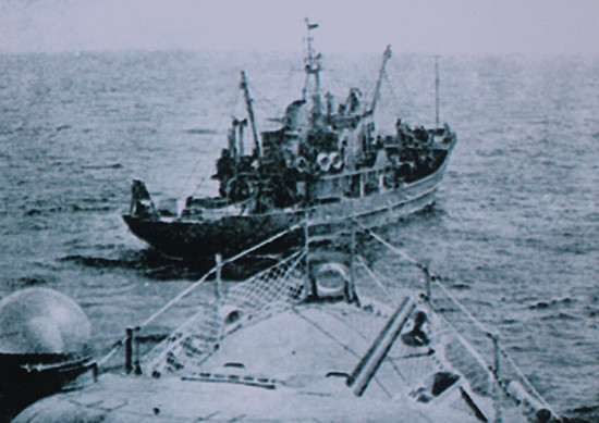 Tàu cá có vũ trang của Trung Quốc khiêu khích chiến hạm của Hải quân  Việt Nam Cộng hòa tại đảo Hữu Nhật (15.1.1974). Nguồn: UBND huyện Hoàng Sa.