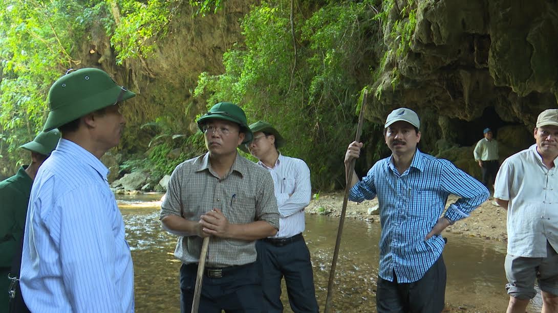 Phó Chủ tịch UBND tỉnh Lê Trí Thanh đi khảo sát một số điểm du lịch tiềm năng của Đông Giang.