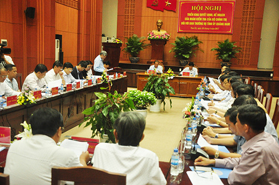 Thành viên Đoàn kiểm tra 470 công bố quyết định của Bộ Chính trị về việc kiểm tra công tác quy hoạch và luân chuyển cán bộ lãnh đạo tỉnh.