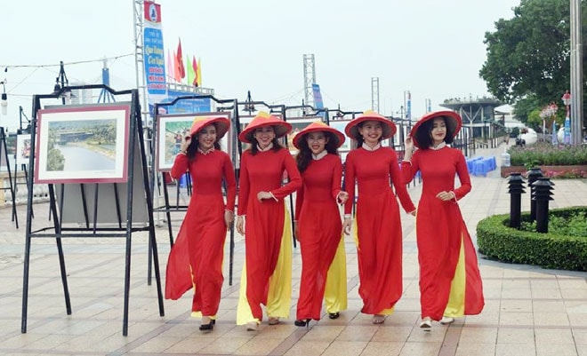 Triển lãm ảnh về quê hương, con người vùng đất duyên hải miền Trung-Tây Nguyên.  Tin và ảnh: NGỌC HÀ