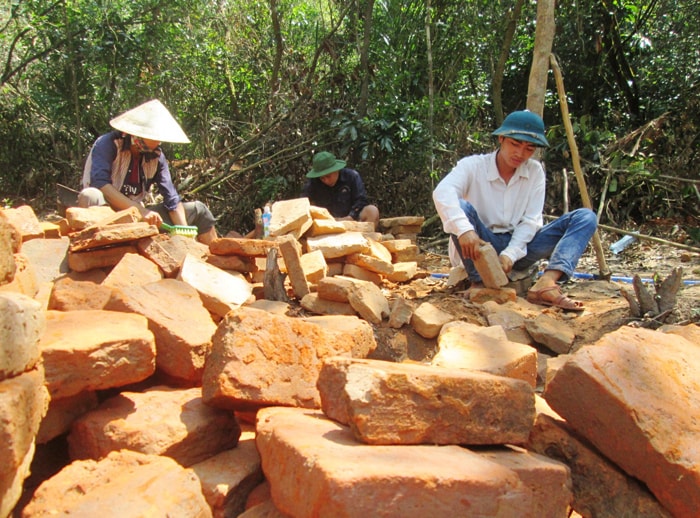 Trước khi đưa vào phục dựng, những viên gạch này trải qua nhiều công đoạn khác nhau.