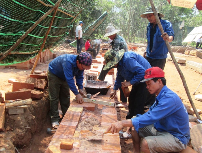 Trùng tu một bờ thành tháp Chăm.