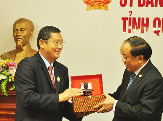 Chairman Thu (right) and Provincial Chief Chan Sophal