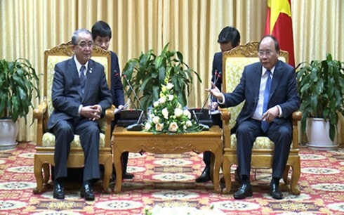 Prime Minister Nguyen Xuan Phuc (right) and Governor Nakamura Norimichi. Photo: VGP