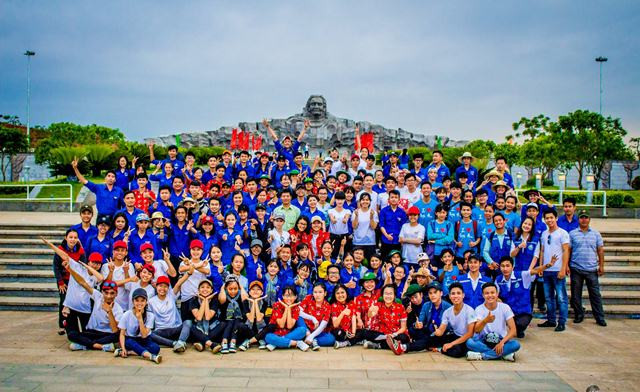 Các em học sinh tham quan Tượng đài Mẹ Việt Nam anh hùng. Ảnh: Thành Đạt