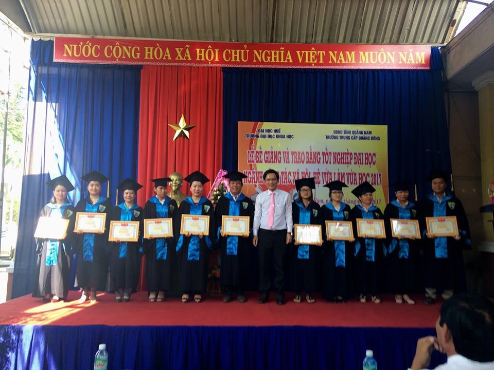 Trao bằng khen cho 11 sinh viên xuất sắc của khóa học kéo dài 4 năm. Ảnh: T.M