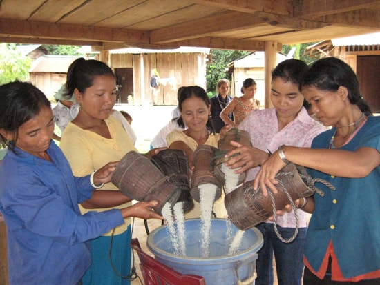 Phụ nữ Phước Sơn đóng góp gạo trong hoạt động “Hũ gạo tiết kiệm” .  Ảnh: H.H