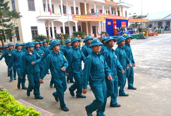 Cán bộ, chiến sĩ lực lượng vũ trang xã Jơ Ngây tham gia huấn luyện điều lệnh. Ảnh: ALĂNG NGƯỚC