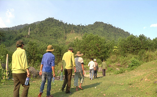 Tổ bảo vệ rừng thôn Ngói (xã Cà Dy) tổ chức tuần tra bảo vệ rừng. Ảnh: T.B