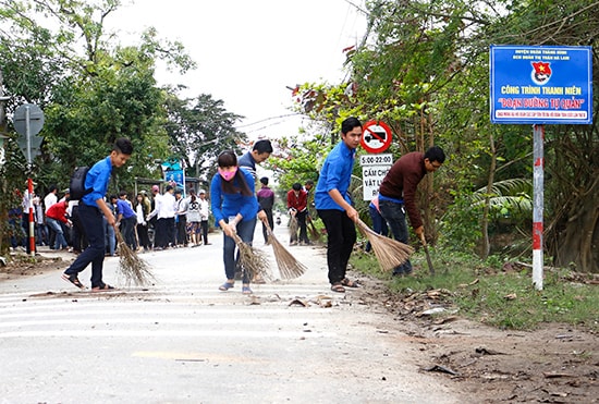 Đoàn viên thanh niên Thăng Bình ra quân dọn dẹp vệ sinh môi trường trên đoạn đường thanh niên tự quản. Ảnh: VINH ANH