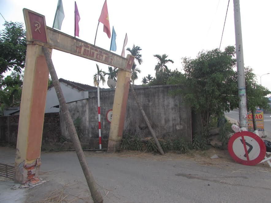 Cổng văn hóa thôn Phú Trung bị xiêu vẹo vì xe tải húc. Ảnh: VĂN PHIN