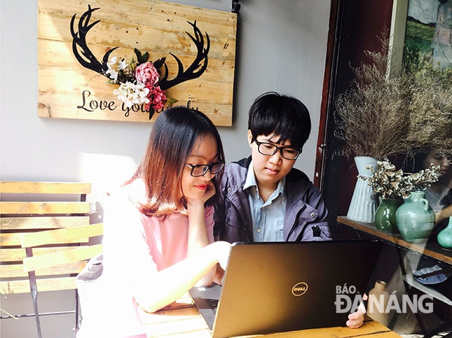 Trần Phương Thảo và Nguyễn Thị Hồng Hạnh đang hoàn chỉnh ứng dụng Du lịch trên điện thoại App ScooTour.