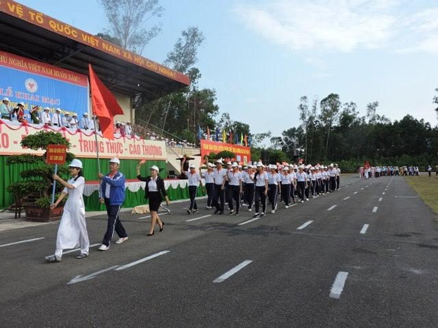 Vận động viên tham gia đại hội TDTT nêu cao tinh thần thể thao đoàn kết, trung thực, cao thượng.